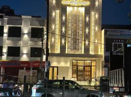 Royal 9 hotel & Banquet，位于密拉特的酒店