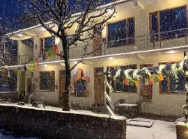 Shalom Guesthouse and Cafe