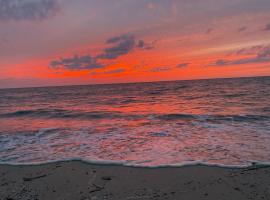 Sunset Villas Cape May - Steps to Bay and Sunset，位于Miami Beach的酒店