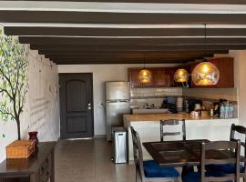 Rocky Suite, close to everything，位于恩塞纳达港的酒店