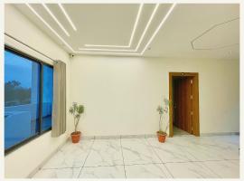 HOTEL PREMIUM BLUE PINE RESORT Near Shiv Temple，位于兰斯顿的酒店