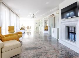 Luxury Villa with Indoor Pool, Jacuzzi, Sauna & Breathtaking City View，位于克洛斯特新堡的带泳池的酒店