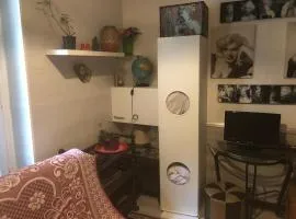 Studio "Maryline" 18 m2 - Séjour Parisien Économique - Rez de chaussée Calme sur Beau Patio Ombragé - Accessible Handcaps - Grand Canapé-Lit Clic Clac 2 places - Cuisine Équipée - Salle de bains - 5 minutes du Métro Brochant ligne 13,Bus 54 74 et 31