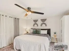 Main St New with AC Monthly stays Charming Cottage KING BED
