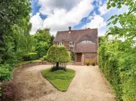 Luxury 4-Bed Family Home in Epping with Parking by LMV Property