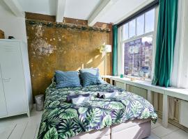 Large en-suite room in historic Canalhouse from 1729，位于阿姆斯特丹的酒店