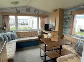 Adventure Van 6 berth St Osyth Beach Park，位于Saint Osyth的酒店