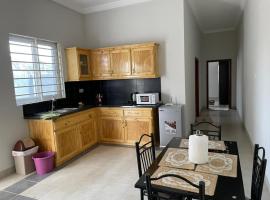 Kfam04 Apartments，位于Sukuta的酒店