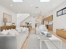 Luxurious 5 Bed Retreat with Pool near Gymea Village，位于米兰达的酒店