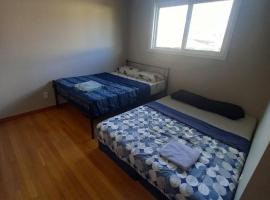 STAY AT FLAT CAD 39- Next to Airport, Transit, Park，位于基奇纳的酒店