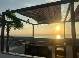 BLUE OCEAN 淡路屋 -Awajiya- Oceanfront BBQ PET OK，位于淡路的酒店