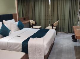 Hotel Vaishnavi Heights, Solapur，位于Bāle的酒店