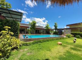 บ้านไร่แสงเดือน รีสอร์ท，位于Ban Kha的带停车场的酒店