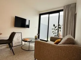 Stylish 2 bedrooms townhouse in central Wellington with a free car park