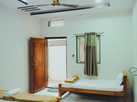 Royal Delux Lodge & Rooms，位于亨比的酒店