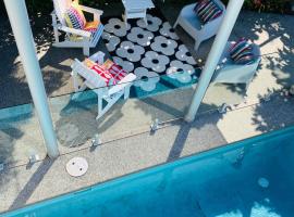 Stanmore Bay lush garden with pool, close to beach，位于旺阿帕劳阿的酒店