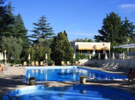 Villaggio Turistico Residence Delfino，位于维耶斯泰的酒店