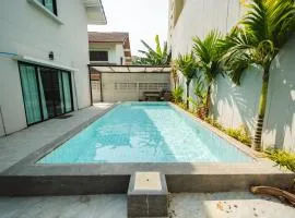 Tagvilla Bongkot Pool Villa in Pattaya 4 Bedroom