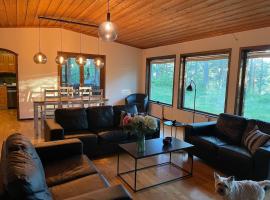 Paradise in the forest by the lake，位于Åtvidaberg的酒店