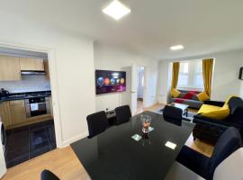 3 Bedrooms Spacious House, Separate Reception, 2 Full Bathrooms, Parking, Garden，位于伦敦的酒店