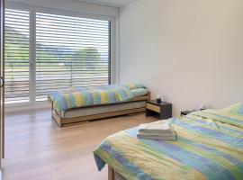 Auberge de Jeunesse Val-de-Travers，位于Couvet的山林小屋