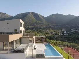 Dias Villa, Tennis, 2Pools, Walk to Beach & Shops, By ThinkVilla