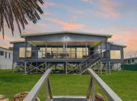 Pumicestone Paradise, Waterfront, sleeps 10, Meldale