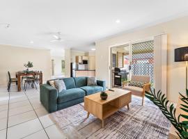 Urban Escape Spacious Home in Rothwell Sleeps 8，位于Deception Bay的酒店