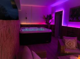 Le Cocon Rose Jacuzzi privé rêve et Douceur，位于Belin-Beliet的酒店