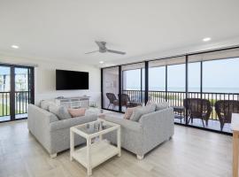 Sundial A201- Gorgeous Beachfront Condo at Sundial，位于萨尼贝尔的度假屋