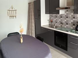 Petit appartement à la campagne proche mer，位于米西亚克的酒店