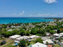 Lucky Luquillo Solar El Yunque & Beach Retreat - 360 Ocean & Rainforest Views，位于Fortuna的酒店
