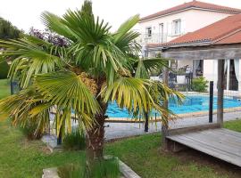 Les Etoiles du mont d'Uzore，位于Chalain-dʼUzore的带泳池的酒店