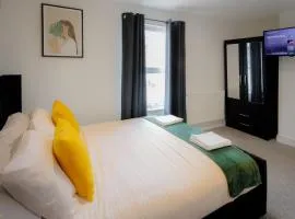 4 Bedroom, Sleeps 8, 3 Bathroom, WiFi, Smart TVs in Each Room 3 min walk to KINGSHOLM Stadium