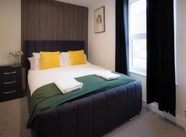 4 Bedroom, Sleeps 8, 3 Bathroom, Hot Tub, WiFi, Smart TVs in Each Room 3 min walk to KINGSHOLM Stadium，位于格洛斯特的酒店