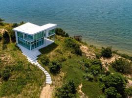 Waterfront Hot Tub Sauna Private Beach，位于韦尔弗利特的酒店