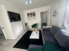 Airport House - Long Stays Near Hospital!