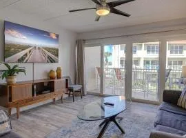 Beautiful Ocean Side 2 Bedroom Condo with Pool