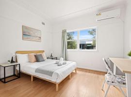 Steps to Mall & Train - Eplore with Ease - Prime Location in Seven Hills - Shared Bathroom，位于布莱克敦的酒店