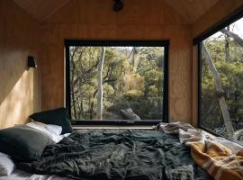 Secluded Forest Cabin with No Reception - Alon，位于Kulnura的酒店