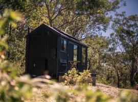 Remote Off-Grid Cabin Hidden in the Bush - Yen，位于Mangrove Mountain的木屋