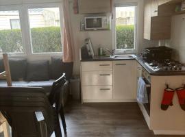 Mobil home climatisé 8 couchages 3 CHAMBRES 222 SIBLU LES CHARMETTES，位于莱马特的酒店