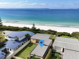 Quay's Cabin - Absolute Beachfront with Views