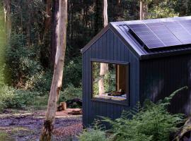 Off-Grid Cabin Tucked into Nature - Pet Friendly - Mahli，位于Dingadee的酒店