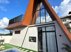Cozy Modern A-Cabin in Tagaytay，位于大雅台的木屋