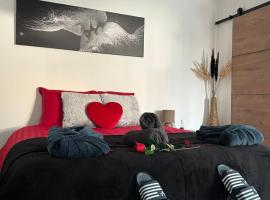 Love room proche du bassin , jacuzzi, jardin privé，位于马尔谢普里姆的酒店