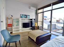 3-Bedroom Townhouse in Heart of Adelaide with Parking，位于阿德莱德的酒店