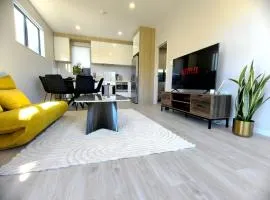 Stylish 4BR Home, Netflix, Walk to Eateries and Schools