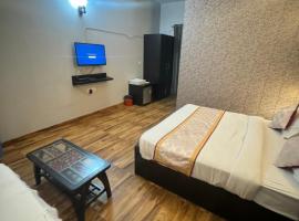 Garnet suites at omaxe enternity，位于Chhatikara的酒店