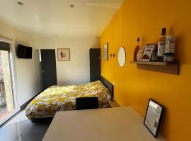 Studio les trois chemins，位于屈屈尼昂的酒店